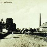 Gezicht op de cöopepatieve zuivelfabriek "Hoop Op Zegen". Links op de voorgrond de bakkerij van der Werff.