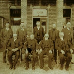Dit was het eerste bestuur van de op 7 maart 1918 opgerichte Coöperatieve Boerenleen­ bank te Haulerwijk