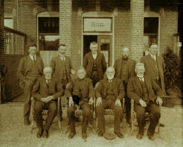 Dit was het eerste bestuur van de op 7 maart 1918 opgerichte Coöperatieve Boerenleen­ bank te Haulerwijk