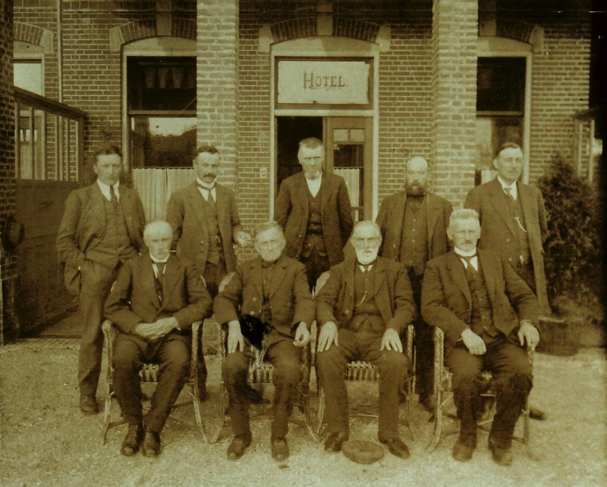 Dit was het eerste bestuur van de op 7 maart 1918 opgerichte Coöperatieve Boerenleen­ bank te Haulerwijk