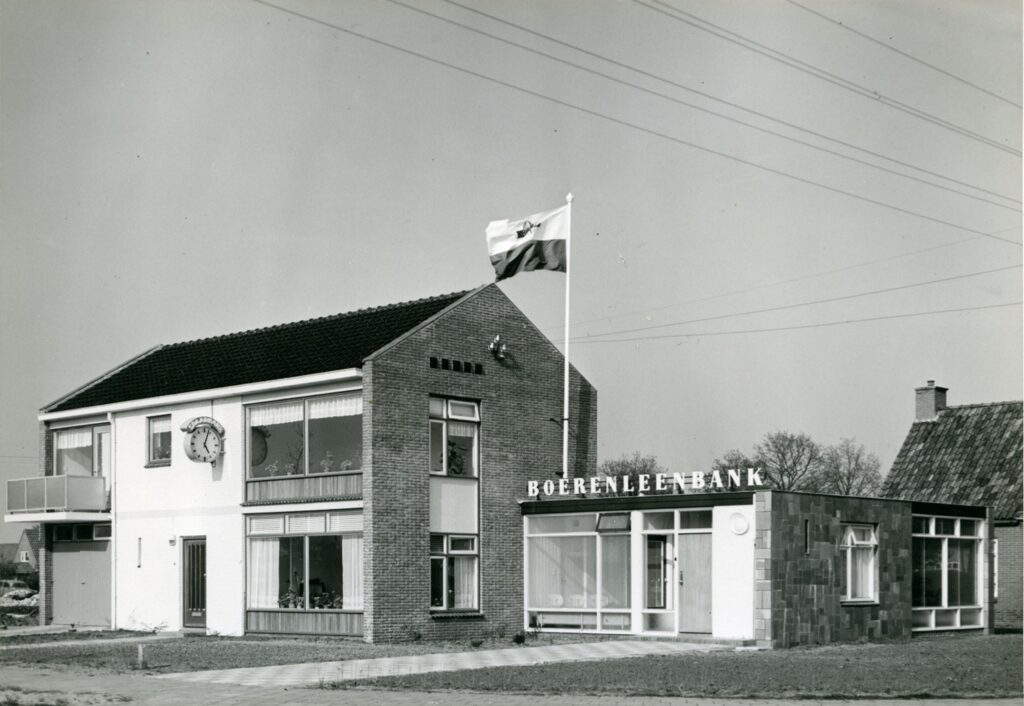 Dit woonhuis met bankgebouw Oosterwoldseweg no. 19