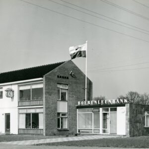Dit woonhuis met bankgebouw Oosterwoldseweg no. 19