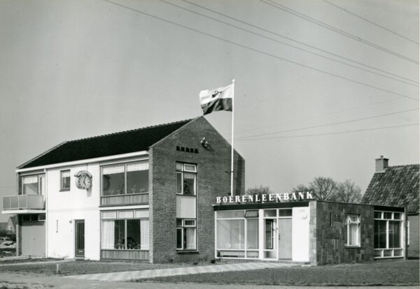 Dit woonhuis met bankgebouw Oosterwoldseweg no. 19