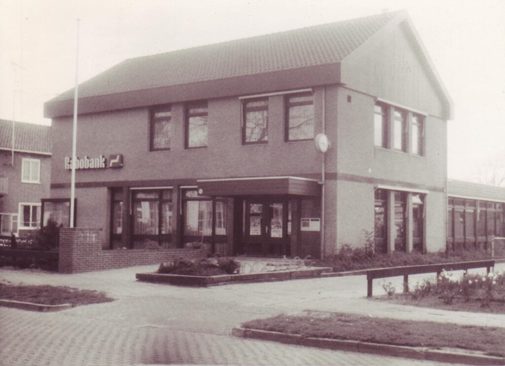Het op 23 juni 1978 geopende Rabo bankgebouw Oosterwoldseweg no. 3 voorzien van moderne geautomatiseerde apparatuur met 11 personeelsleden.
