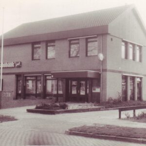 Het op 23 juni 1978 geopende Rabo bankgebouw Oosterwoldseweg no. 3 voorzien van moderne geautomatiseerde apparatuur met 11 personeelsleden.
