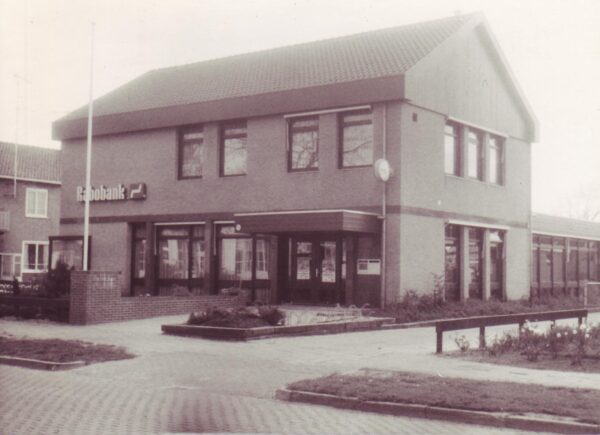 Het op 23 juni 1978 geopende Rabo bankgebouw Oosterwoldseweg no. 3 voorzien van moderne geautomatiseerde apparatuur met 11 personeelsleden.