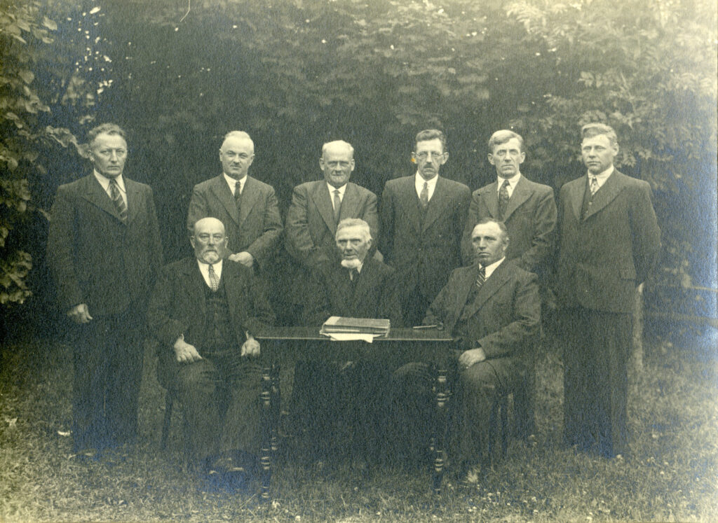 Het Bestuur en de leden van de Raad van Toezicht in 1936